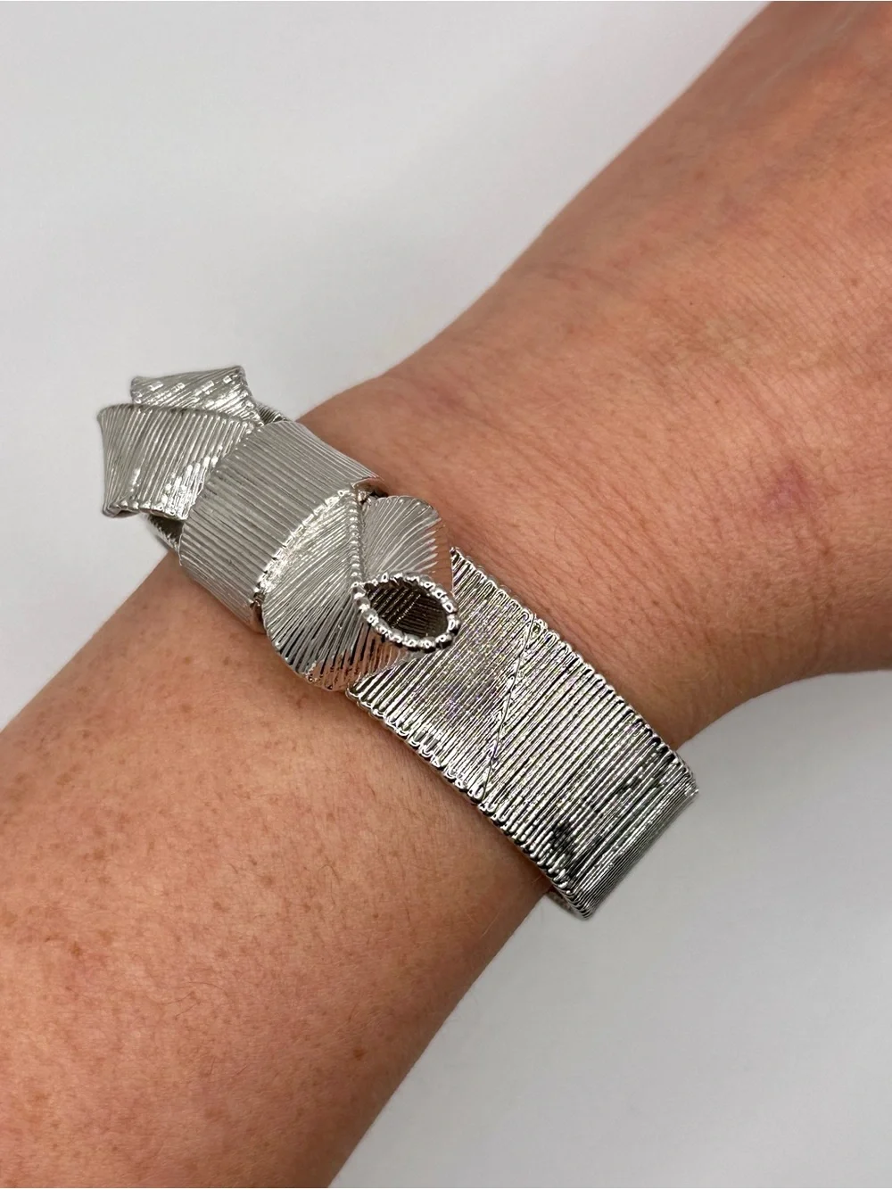 Kate Spade All Wrapped Up Textured Silver Tone Bow Bracelet Structured Bangle KS - Picture 2 of 8